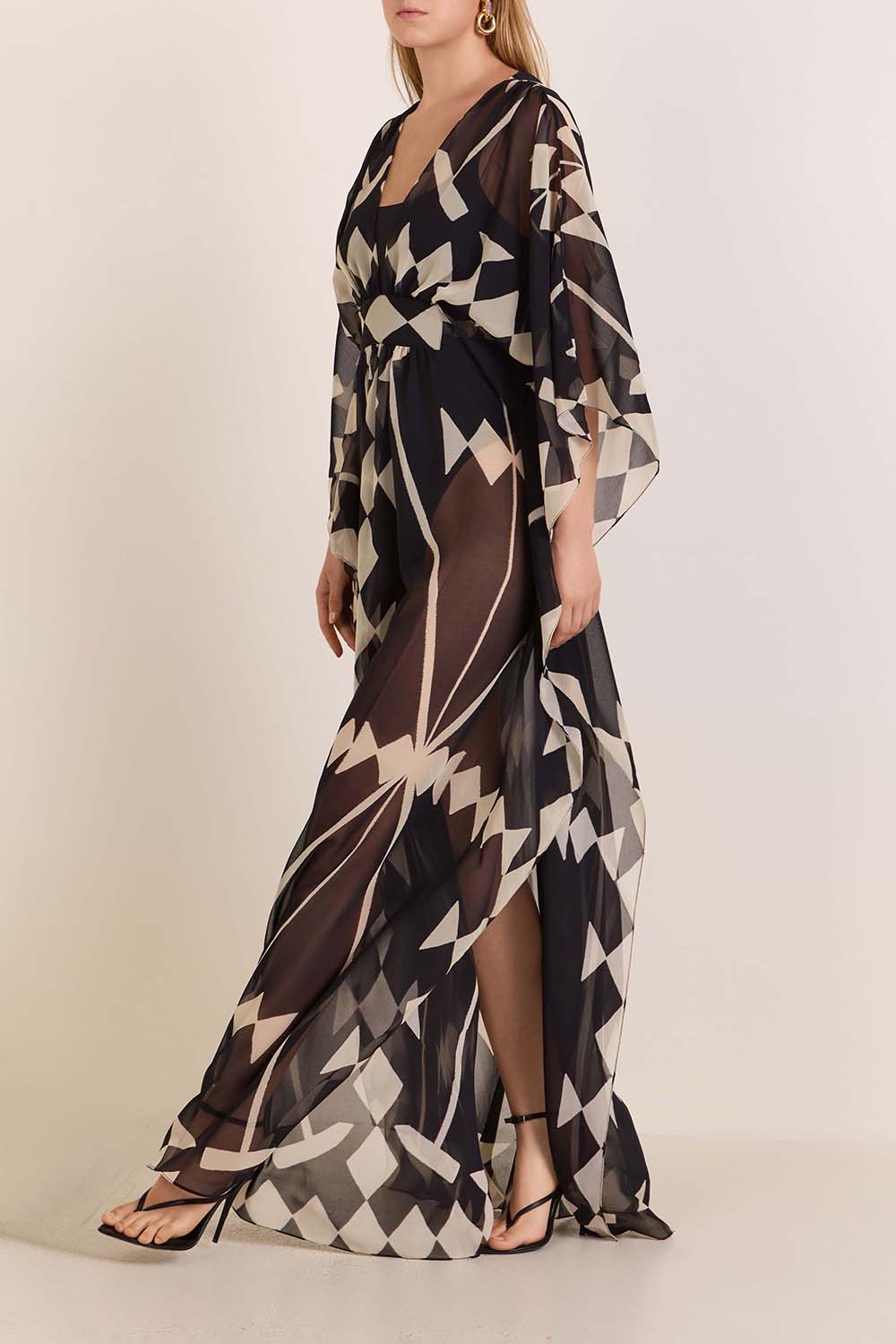 תמונת כל הלוק של שמלת כפתן